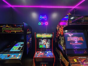 Game room - Pool - Fire Pit - RV Parking - Movie Theater - Arcade - Family Friendly (Stanton)
