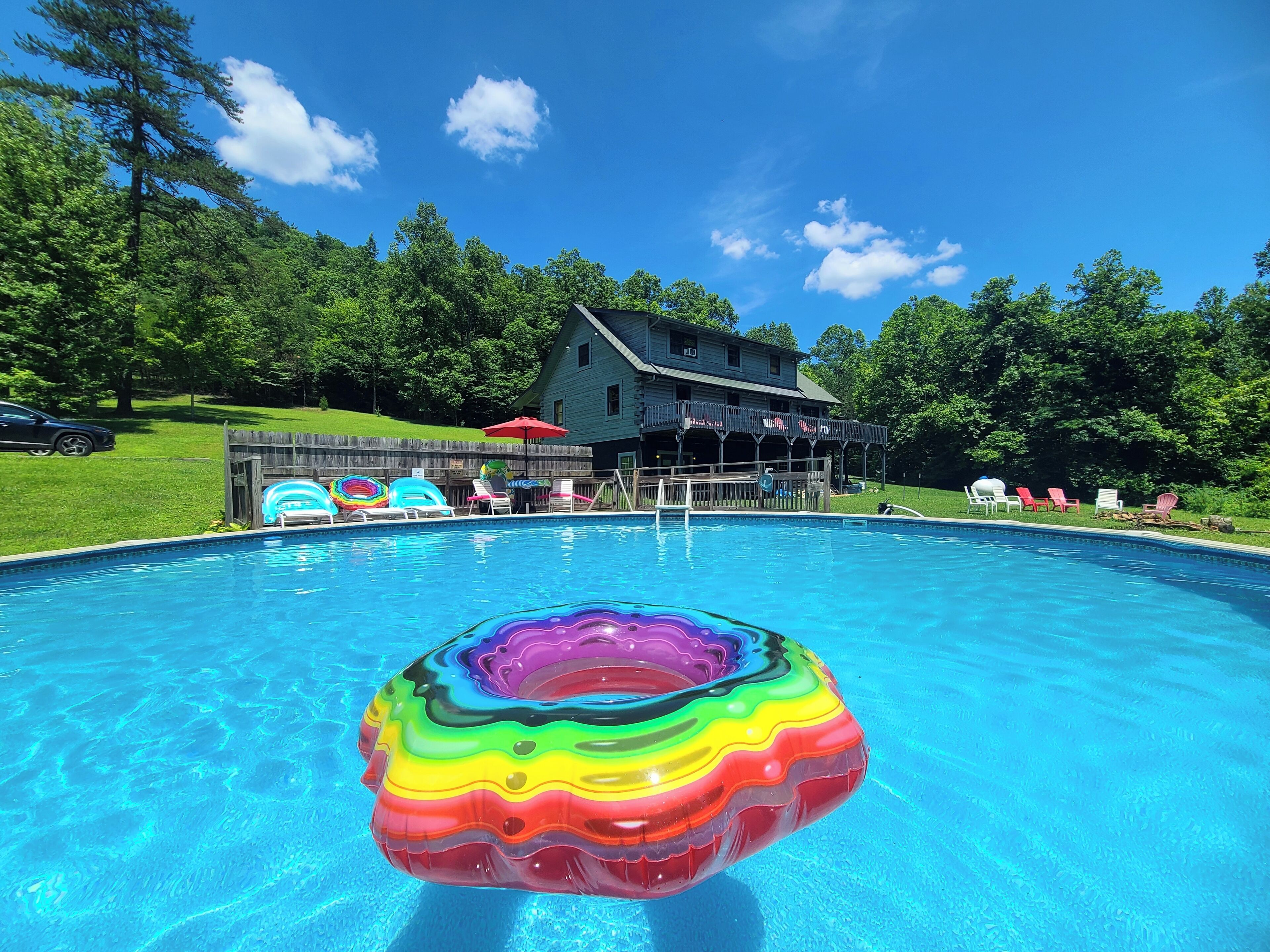 Una piscina al aire libre