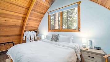 4 habitaciones, escritorio y tabla de planchar con plancha