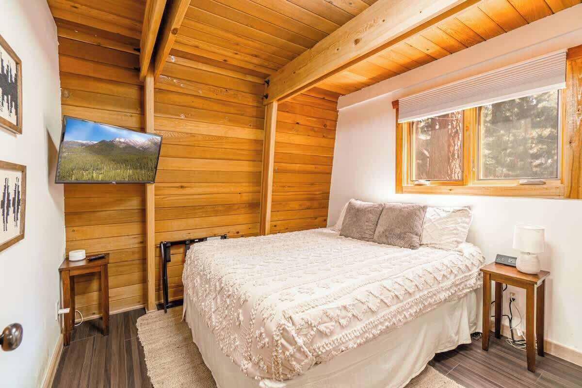 4 habitaciones, escritorio y tabla de planchar con plancha 