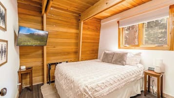 4 habitaciones, escritorio y tabla de planchar con plancha