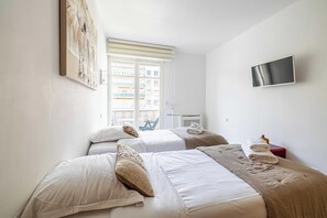 2 bedrooms, laptop workspace, iron/ironing board, bed sheets