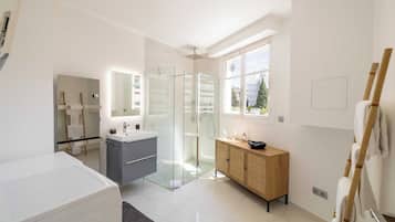 Apartment | Bathroom | Hair dryer, towels, shampoo