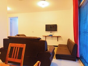 Apartment, 2 Bedrooms, Accessible, Ocean View | Living room