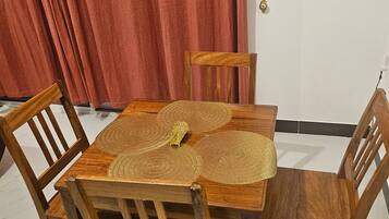 Apartemen, 2 kamar tidur, akses difabel, pemandangan samudra | Tempat makan