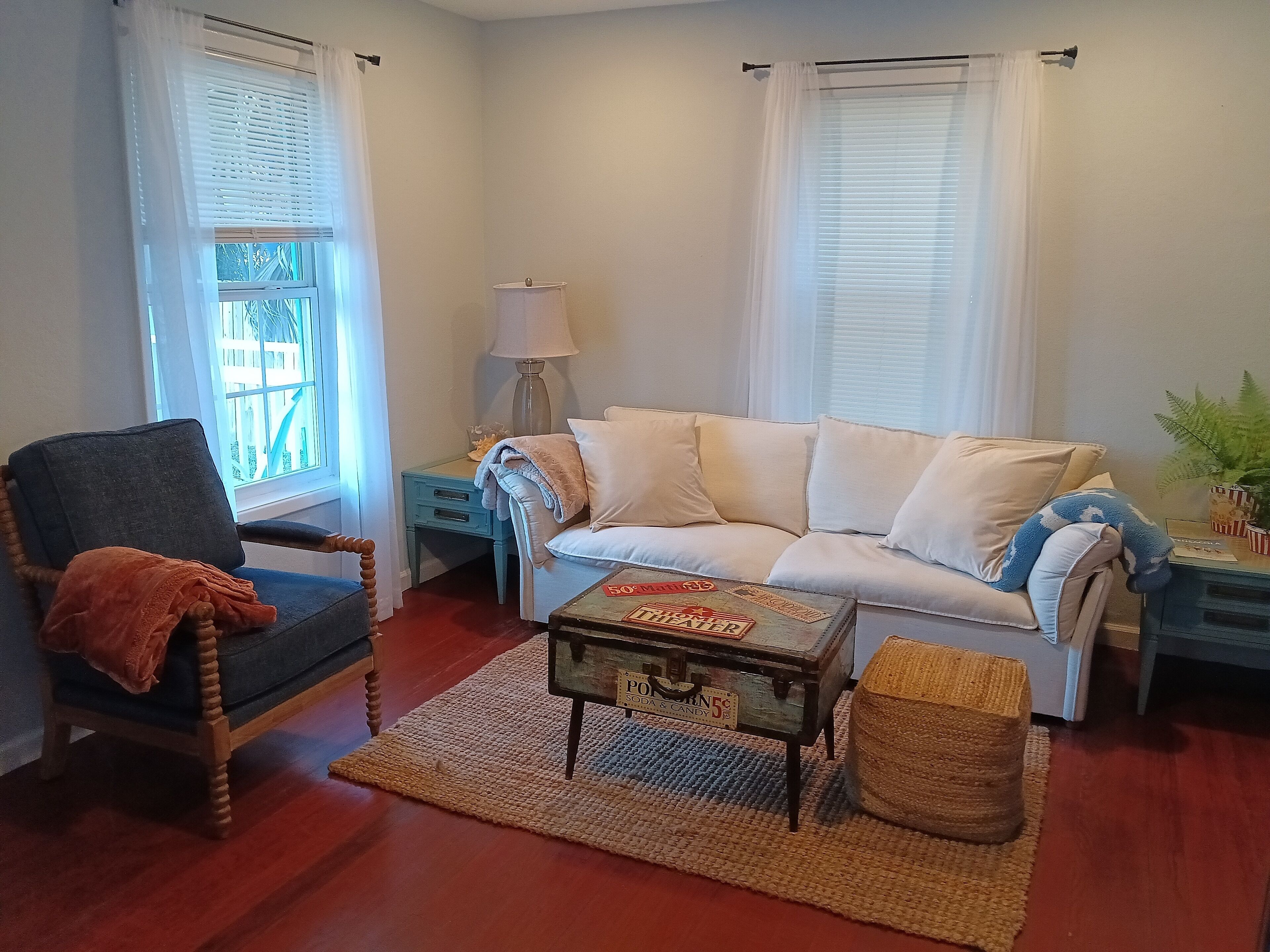 Smart-TV, Tischfußball, Tischtennisplatte, Bücher