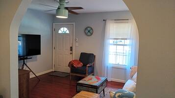 Smart-tv, tafelvoetbal, een tafeltennistafel en boeken