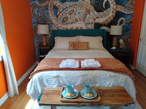 3 bedrooms, in-room safe, desk, iron/ironing board - Dog Friendly Beach Style Cottage: Your Sunny Coastal Getaway with Jacuzzi Tub (Pensacola)