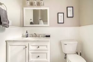 Shower, hair dryer - Chic Haven: 2b/1bath in the Heart of Danville (Danville)