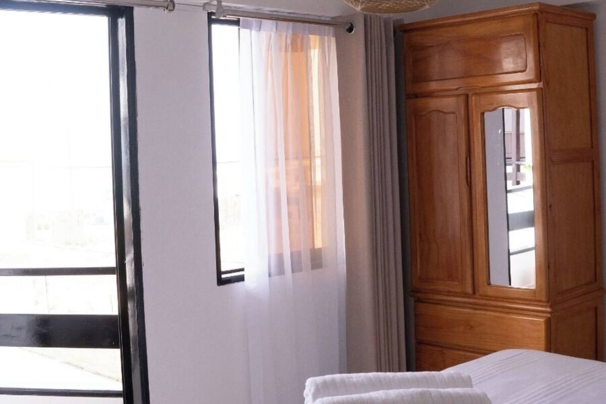 Seprai premium, selimut bulu angsa, dan tempat tidur Select Comfort