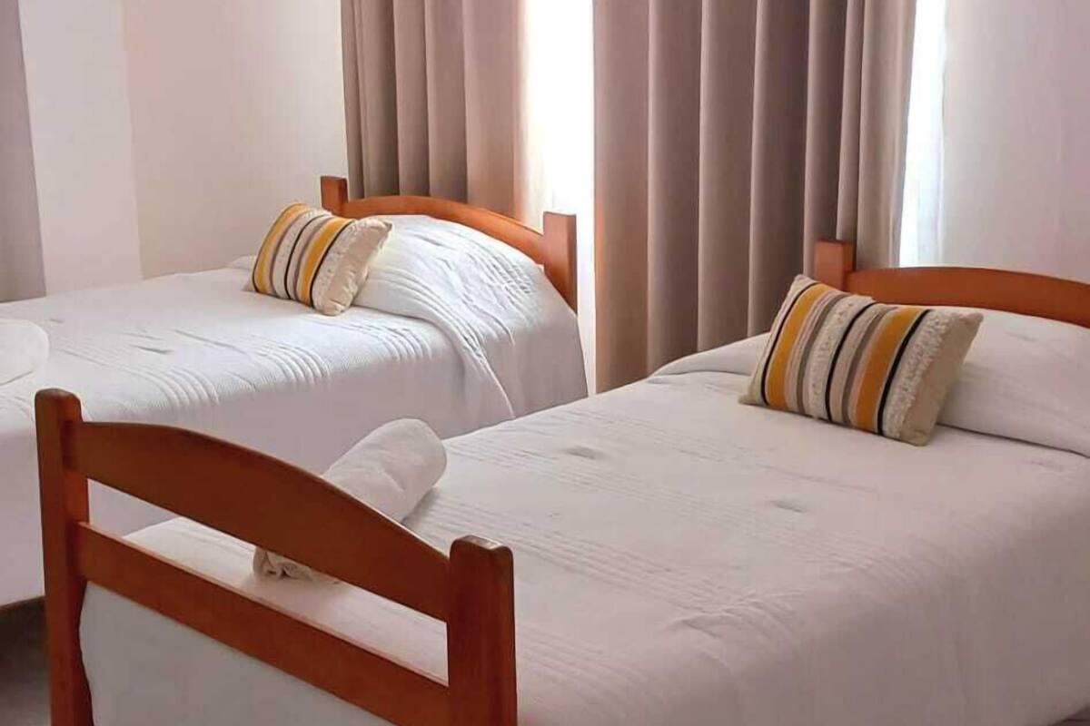 Kamar Triple Comfort, pemandangan kota | Seprai premium, selimut bulu angsa, dan tempat tidur Select Comfort