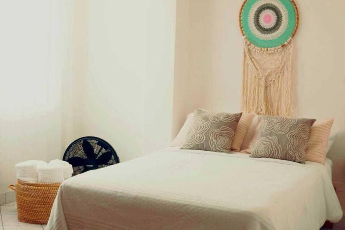 Kamar Quadruple Comfort, pemandangan kota | Seprai premium, selimut bulu angsa, dan tempat tidur Select Comfort