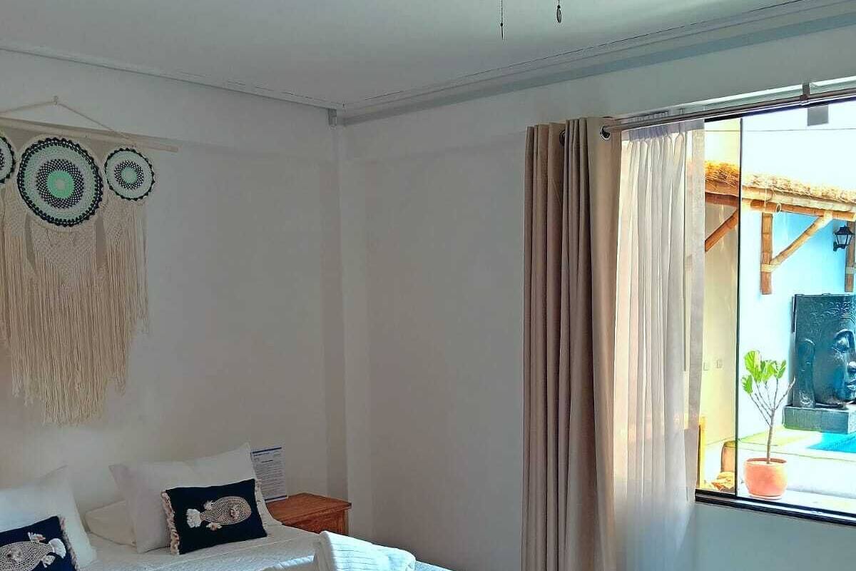 Kamar Quadruple Deluks, pemandangan kolam renang | Seprai premium, selimut bulu angsa, dan tempat tidur Select Comfort