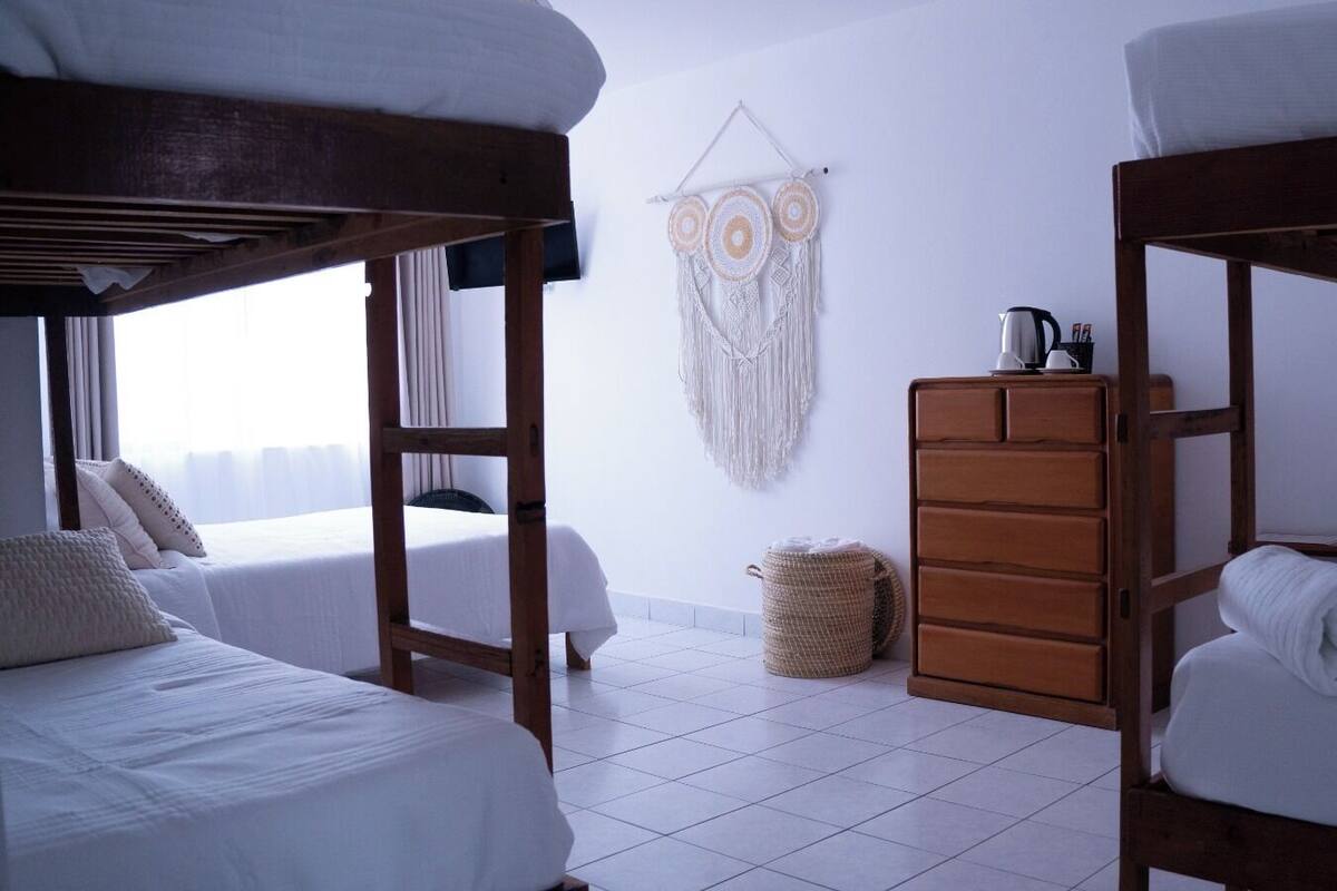 Kamar Keluarga, pemandangan kota | Seprai premium, selimut bulu angsa, dan tempat tidur Select Comfort