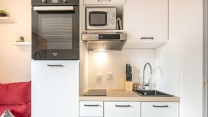 Una cocina funcional equipada con microondas, horno y cocina integrada.