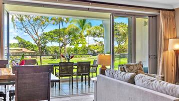 Kondominium (5 Bedrooms) | Ruang keluarga | TV