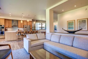 Condo (6 Bedrooms) | Living room