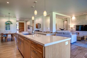 Condo (6 Bedrooms) | Private kitchen | Microwave, oven, dishwasher, coffee/tea maker
