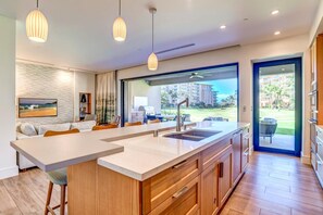 Condo (6 Bedrooms) | Private kitchen | Microwave, oven, dishwasher, coffee/tea maker