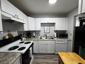 Fridge, microwave, oven, stovetop - Executive Retreat - Long Term Stay - 3 Bedroom Condo (Grand Junction)