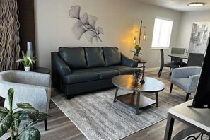Smart TV - Executive Retreat - Long Term Stay - 3 Bedroom Condo (Grand Junction)