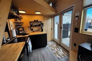 Refrigerador, horno, parrilla de estufa y cafetera y tetera 