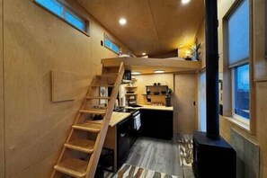 Fridge, oven, stovetop, coffee/tea maker