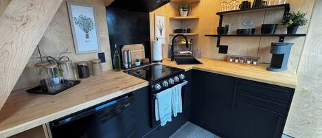 Fridge, oven, stovetop, coffee/tea maker