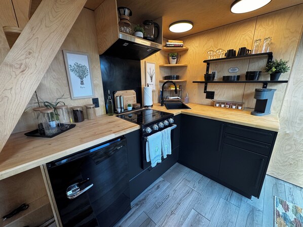 Réfrigérateur, four, plaque de cuisson, cafetière/bouilloire