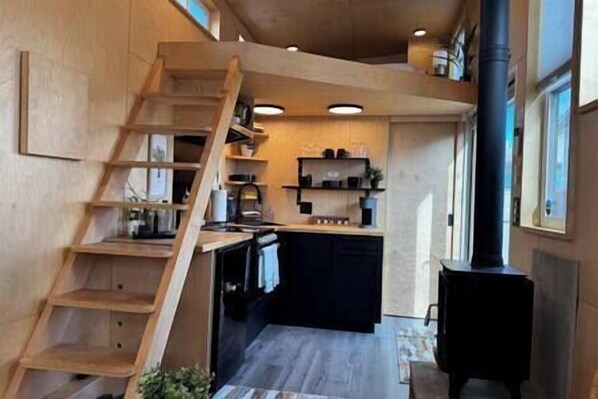 Réfrigérateur, four, plaque de cuisson, cafetière/bouilloire