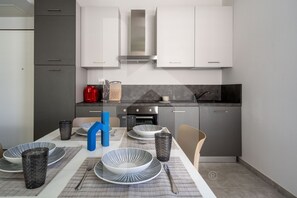 Refrigerador, horno, utensilios de cocina
