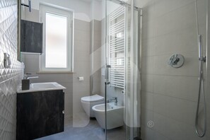 Dusche, Haartrockner, Bidet, Handtücher