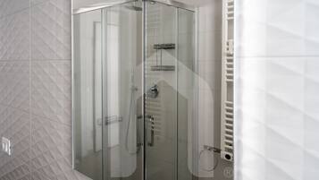 Dusche, Haartrockner, Bidet, HandtĂŒcher