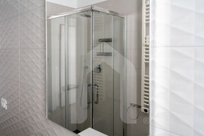 Een douche, een haardroger, een bidet, handdoeken