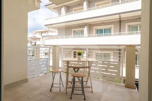 Outdoor dining - Homiday - Stella Del Mare, Two Bedroom Apartment on the 2nd Floor (Alba Adriatica)
