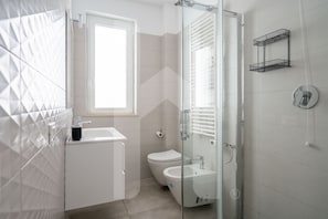 Douche, sèche-cheveux, bidet, serviettes fournies