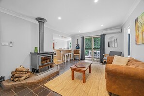 Smart TV, fireplace - Secluded Wine Country Cottage | MTB Amenities & Trails Nearby (Lidster)