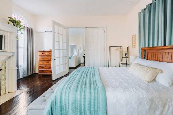 1 quarto, escrivaninha, ferros/tábuas de passar roupa, Wi-Fi de cortesia