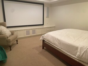 1 quarto, cofres nos quartos, escrivaninha