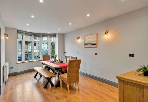 Cottage | Dining