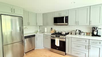 Microondas, horno, placa de cocina y lavavajillas