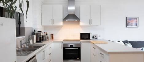 Frigorífic, microones, forn i placa de cuina