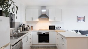 Frigorífic, microones, forn i placa de cuina 