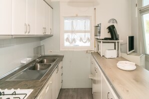 Fridge, microwave, oven, coffee/tea maker