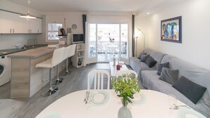 Eine moderne Küche mit Essbereich, einer Sitzecke und einem Balkon mit Blick.