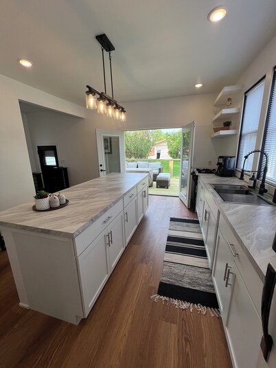 Modern Family Retreat Near Beach, Downtown. Private Backyard Indoor-Outdoor Deck