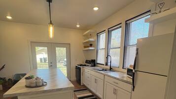 Een magnetron, een oven, een kookplaat