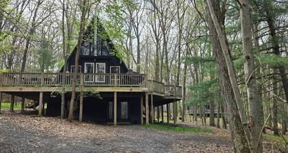 Golden A Frame- 3 bedroom with hot tub and community amenities