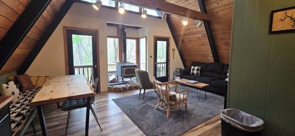 Smart TV, fireplace - Golden A Frame- 3 bedroom with hot tub and community amenities (Swanton)