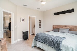 3 室のベッドルーム、デスク、WiFi (無料)、ベッドシーツ